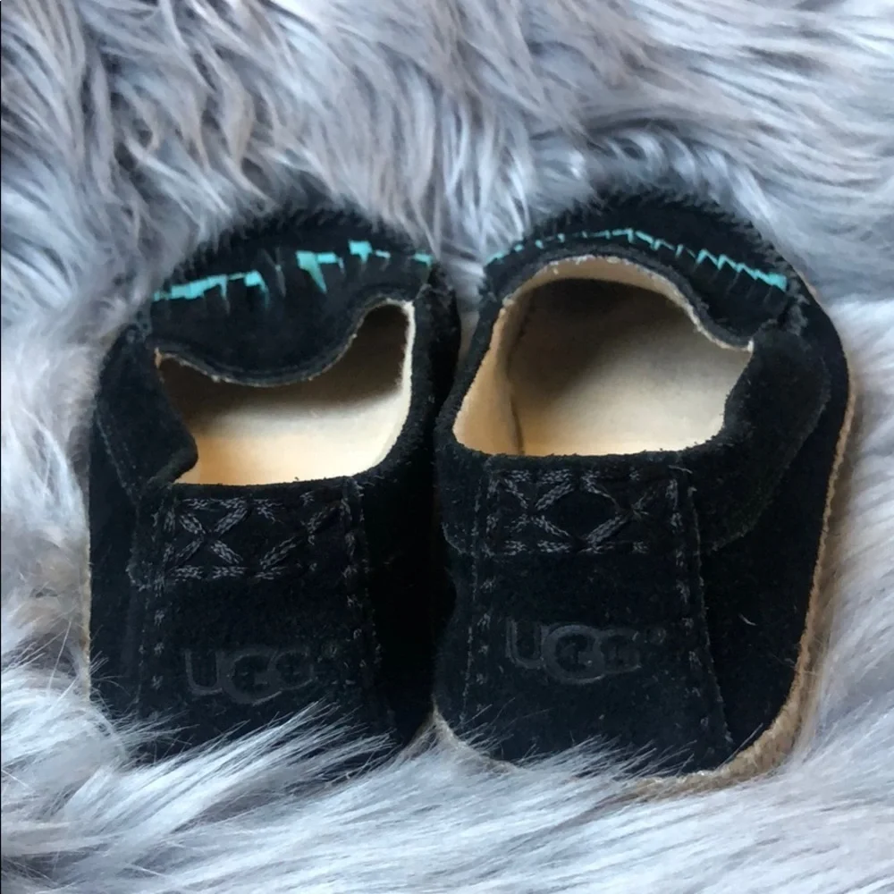 Ugg kid’s boho fringe moccasins in black and teal. Size 13 RARE!